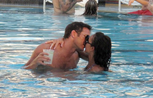 Trong bể bơi khách sạn, tiền vệ đội phó Chelsea liên tục thể hiện tình yêu với Christine bằng việc ôm nàng thật chặt và cả 2 trao nhau những nụ hôn nồng nàn, say đắm.